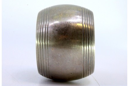  Argola de guardanapo em prata em forma de pipa com frisos na envolvência.